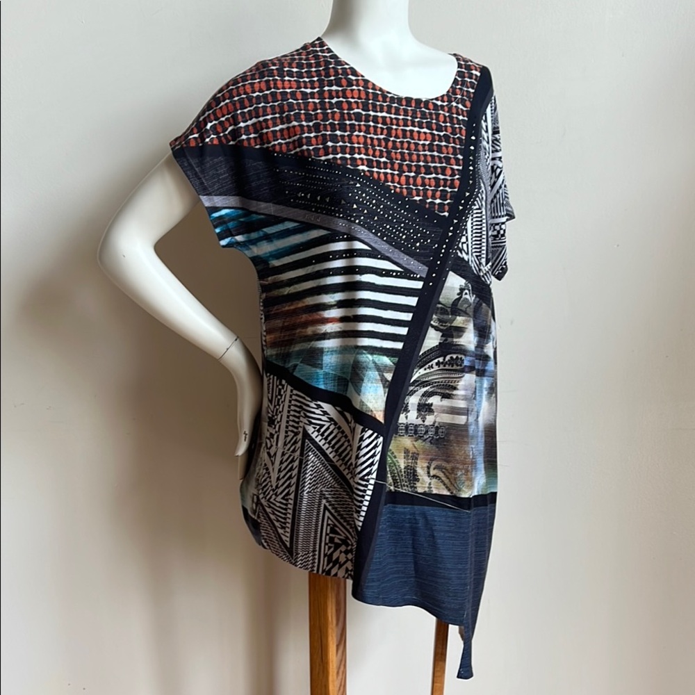 B.L.E.U. Black and White Asymmetrical Cap Sleeve Top